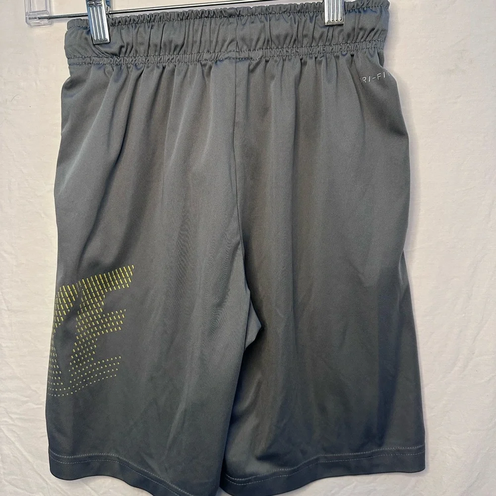Nike Dri-FIT Boys Gray Athletic Shorts Elastic Waist Gym Training Youth Medium